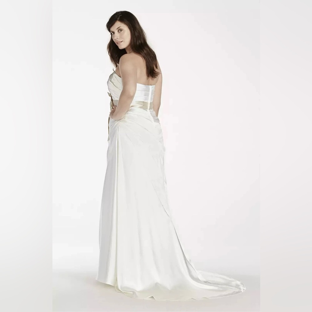 David's Bridal Strapless Charmeuse A-Line Size 14W Wedding Dress STYLE# 9OP1242 - Picture 4 of 16